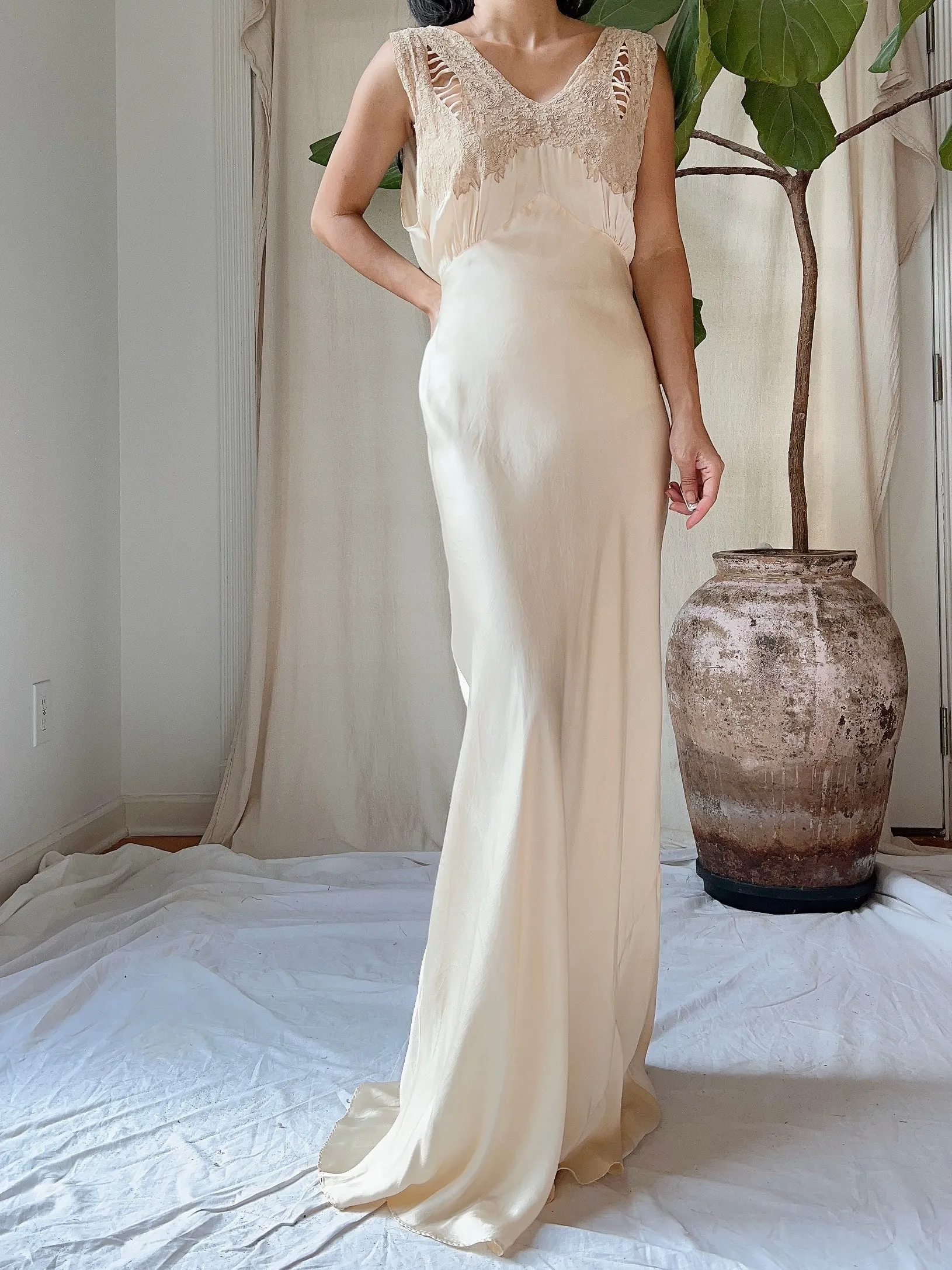 1930s Pure Lightweight Silk and Lace Gown - S