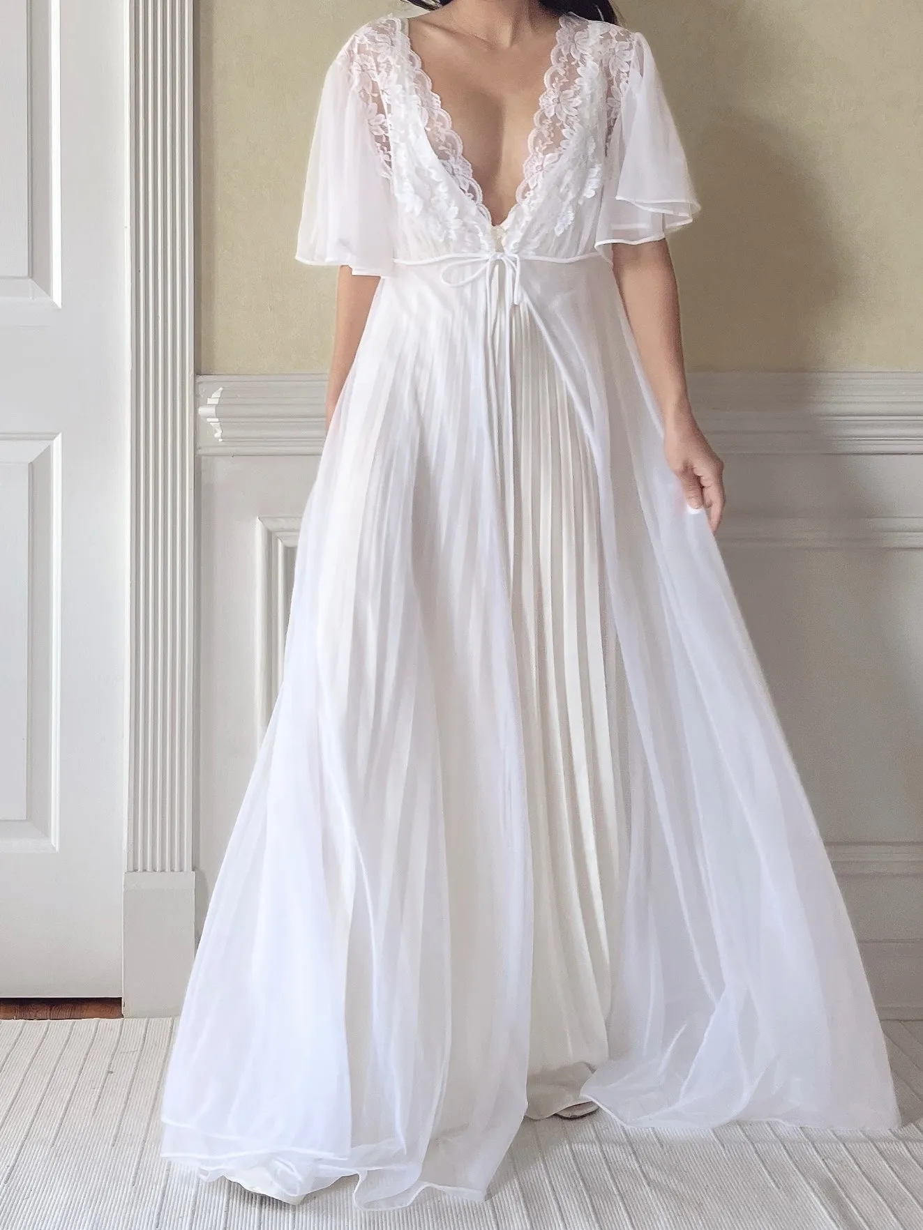 1960s White Flutter Sleeve  Dressing Gown - M